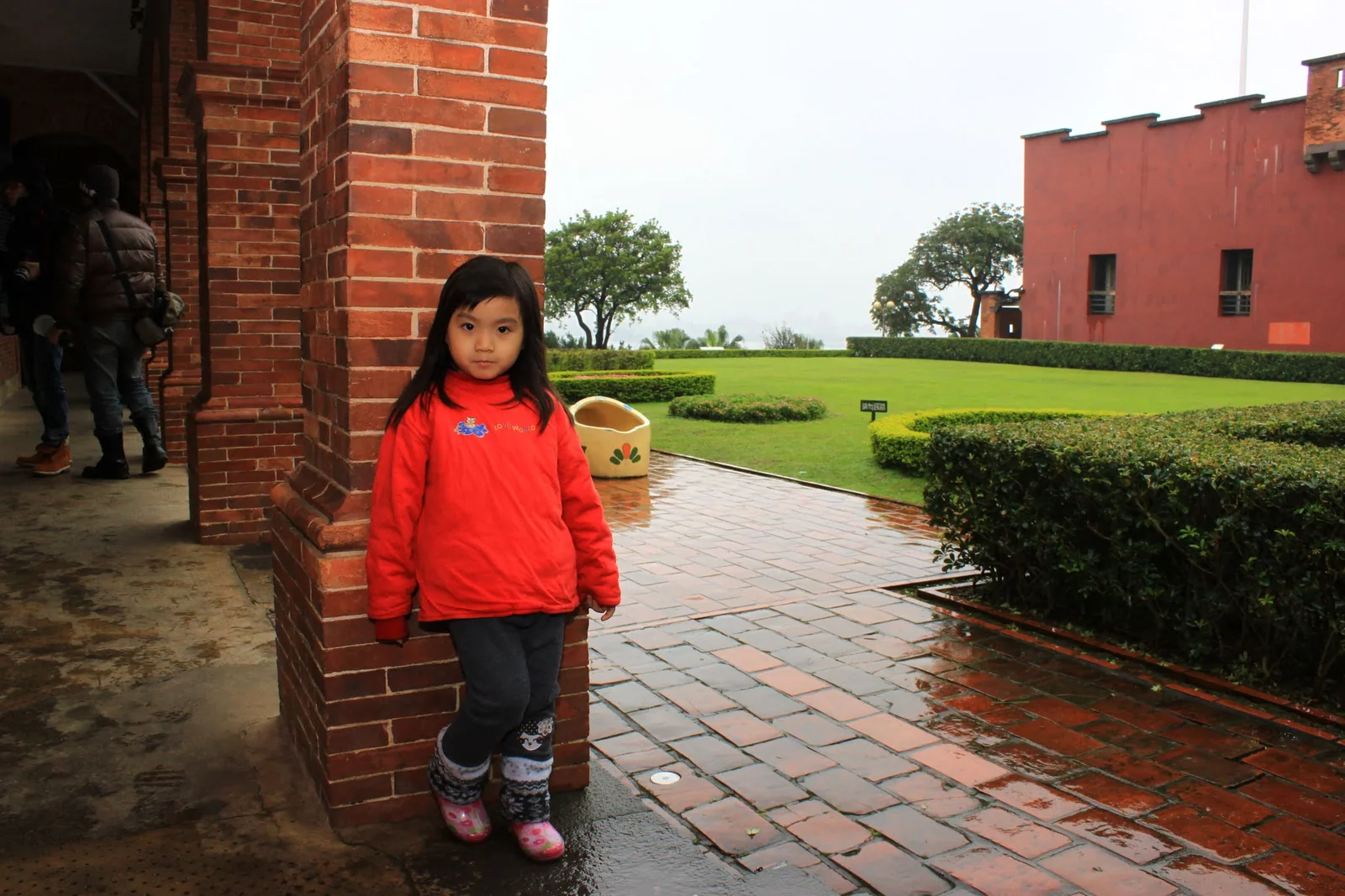 小朋友在紅毛城歷史建築旁擺姿勢