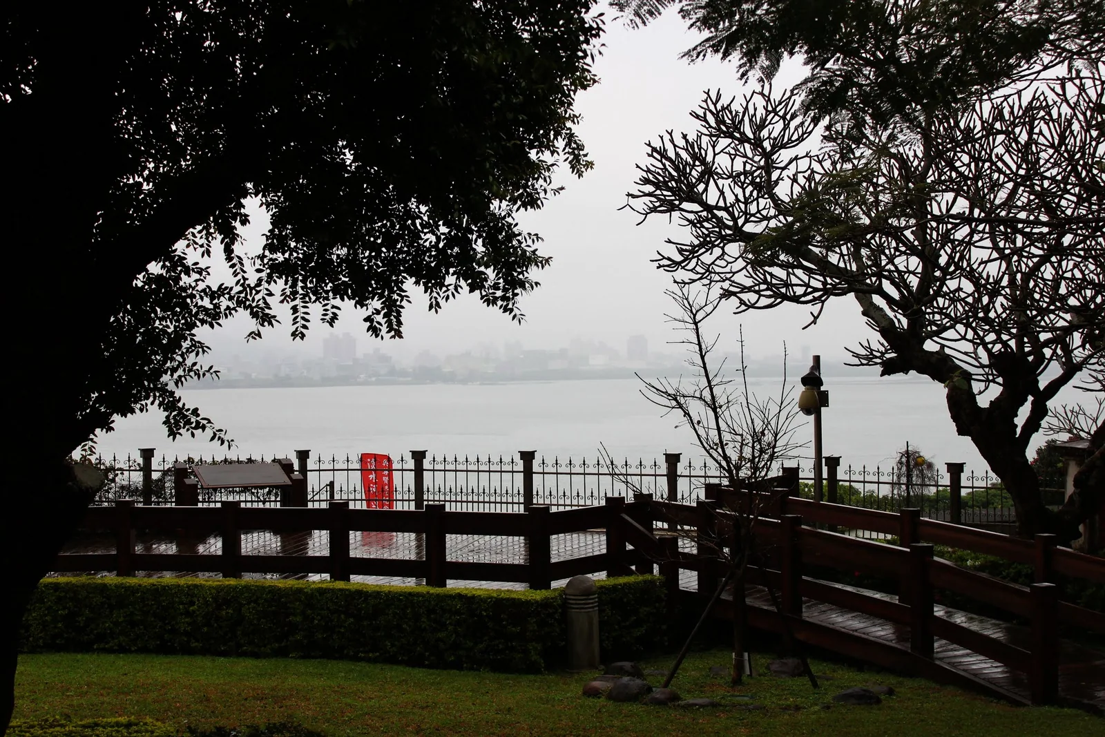 從小白宮望向遠方的雨天景觀