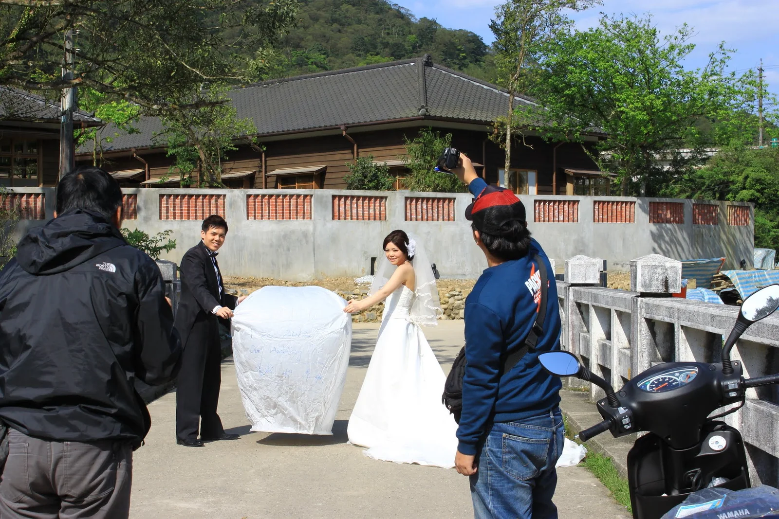 菁桐街上拍婚紗照的新人與圍觀的 Belle