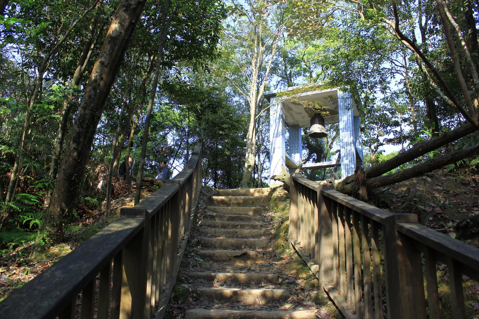 觀音巖山坡上的警報鐘亭