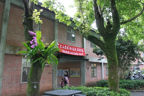 Lisa 和 Belle 在文山農場戶外活動