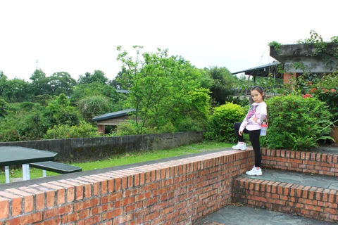 孩子在文山農場寬廣的戶外空間活動