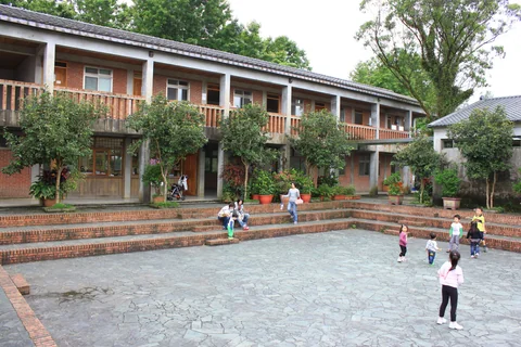 文山農場內連接草坪的吊橋
