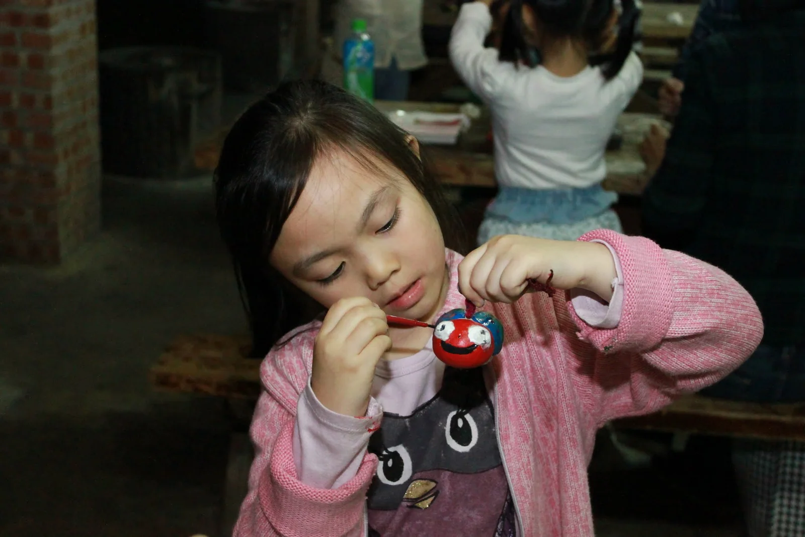 Lisa 專注進行彩繪螢火蟲 DIY
