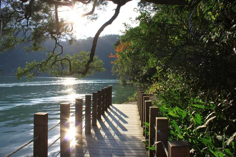 梅花湖與湖畔山景