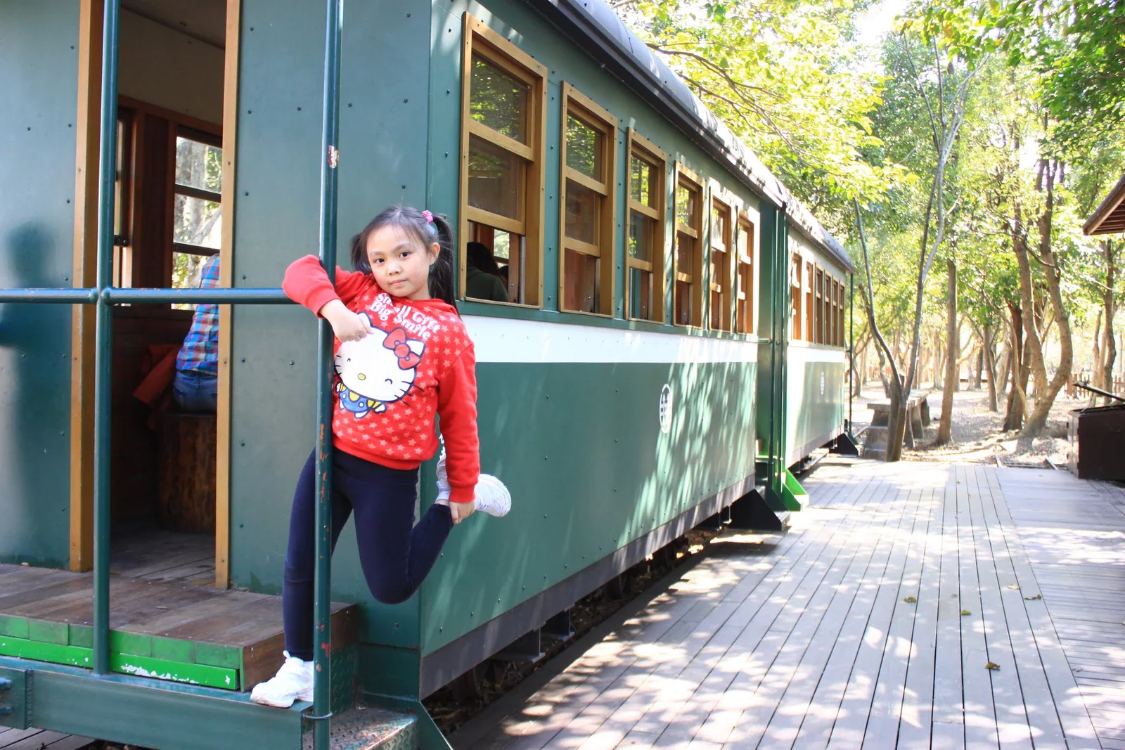 孩子在冬日陽光下的公園活動