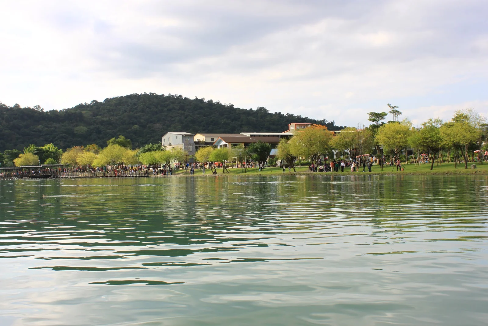 遊湖途中看見的梅花湖景色
