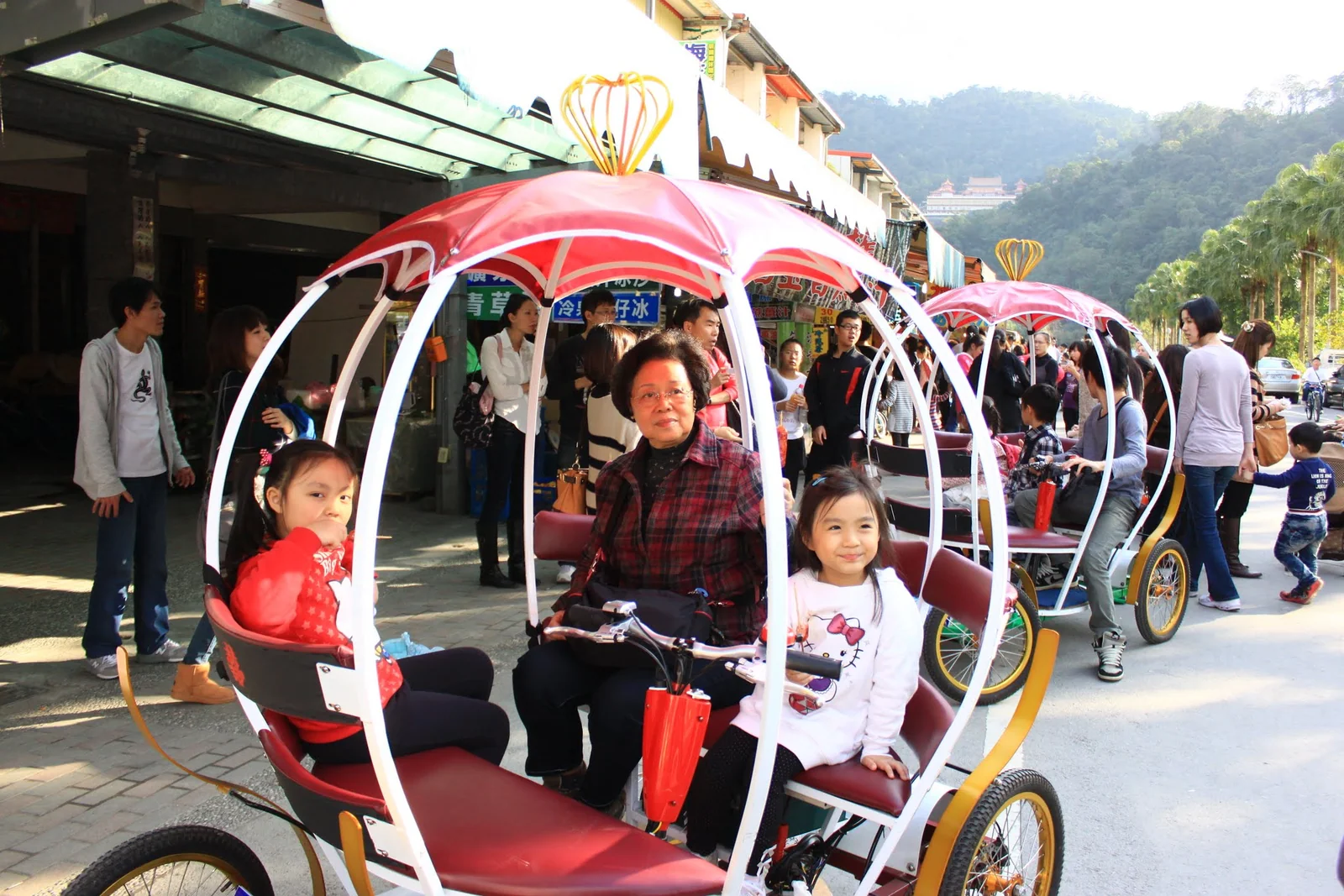 梅花湖畔的電動南瓜造型車