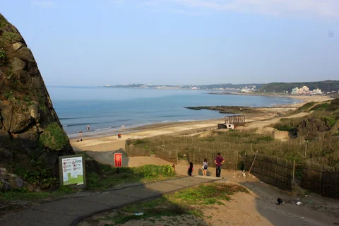 麟山鼻遊憩區通往海岸的景色