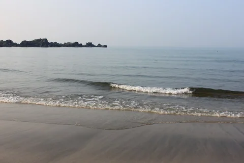 麟山鼻潮間帶的海水與礁岩