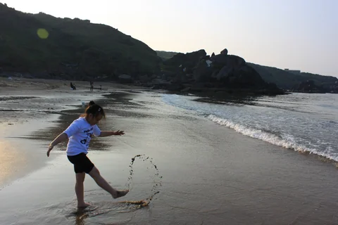 麟山鼻海岸的清澈淺水區