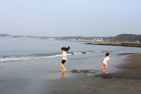 孩子在麟山鼻海邊的淺水區玩耍