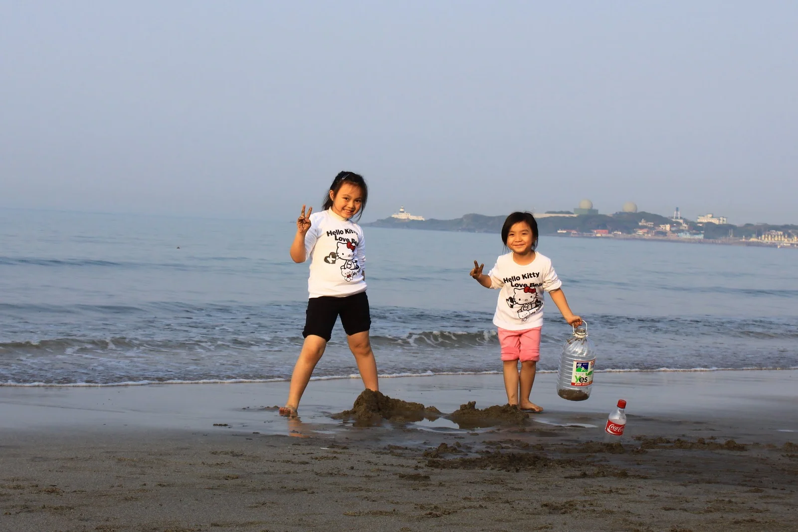 麟山鼻清澈海水中的親子戲水景象