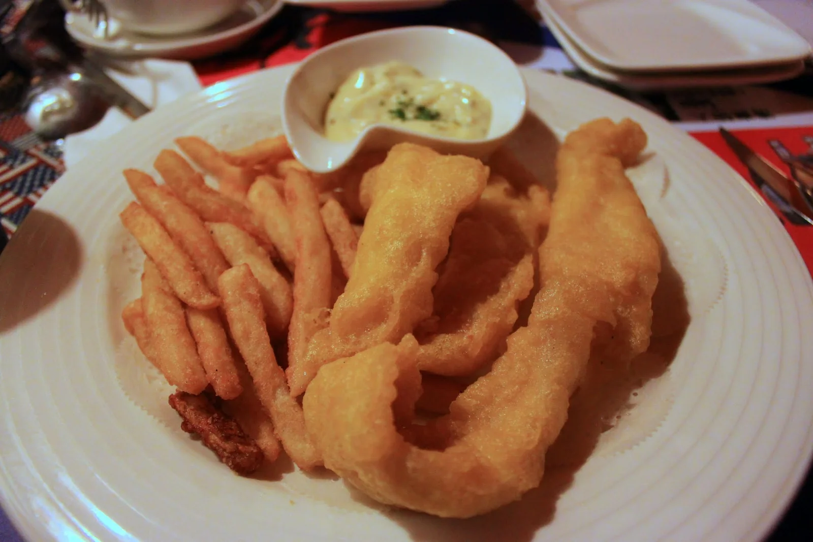 餐桌上的炸魚柳餐點