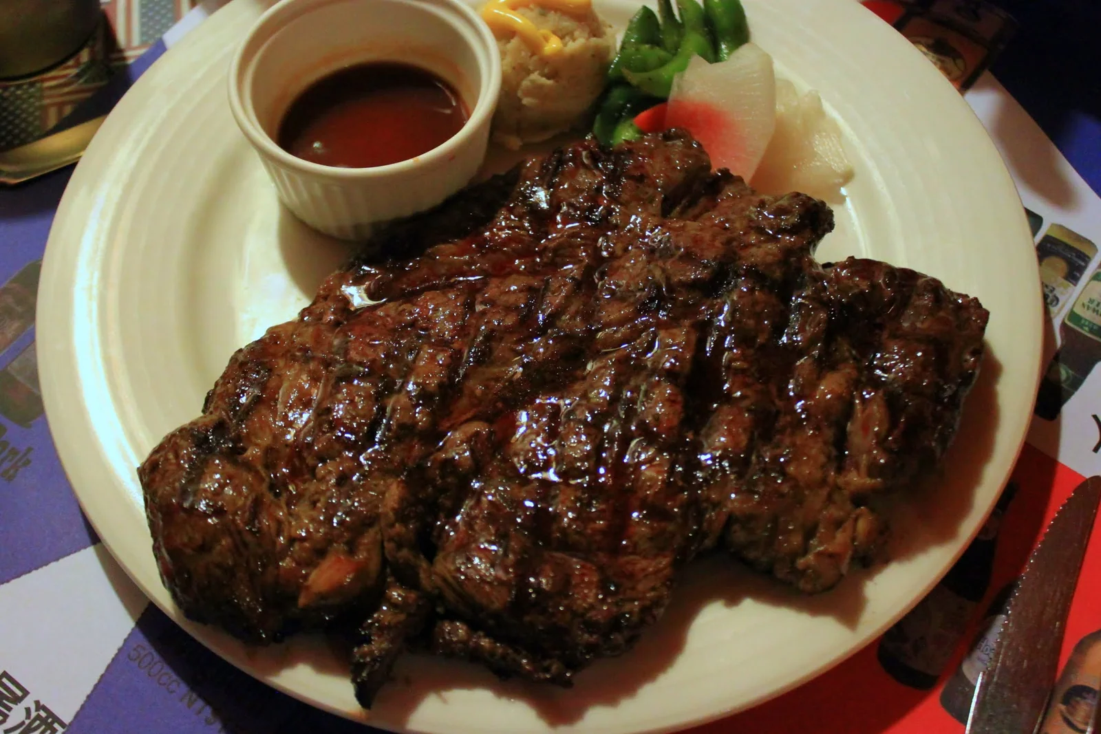 長角 96 號的大份牛排主餐