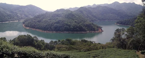 石碇山谷間蜿蜒的水岸與層疊山景