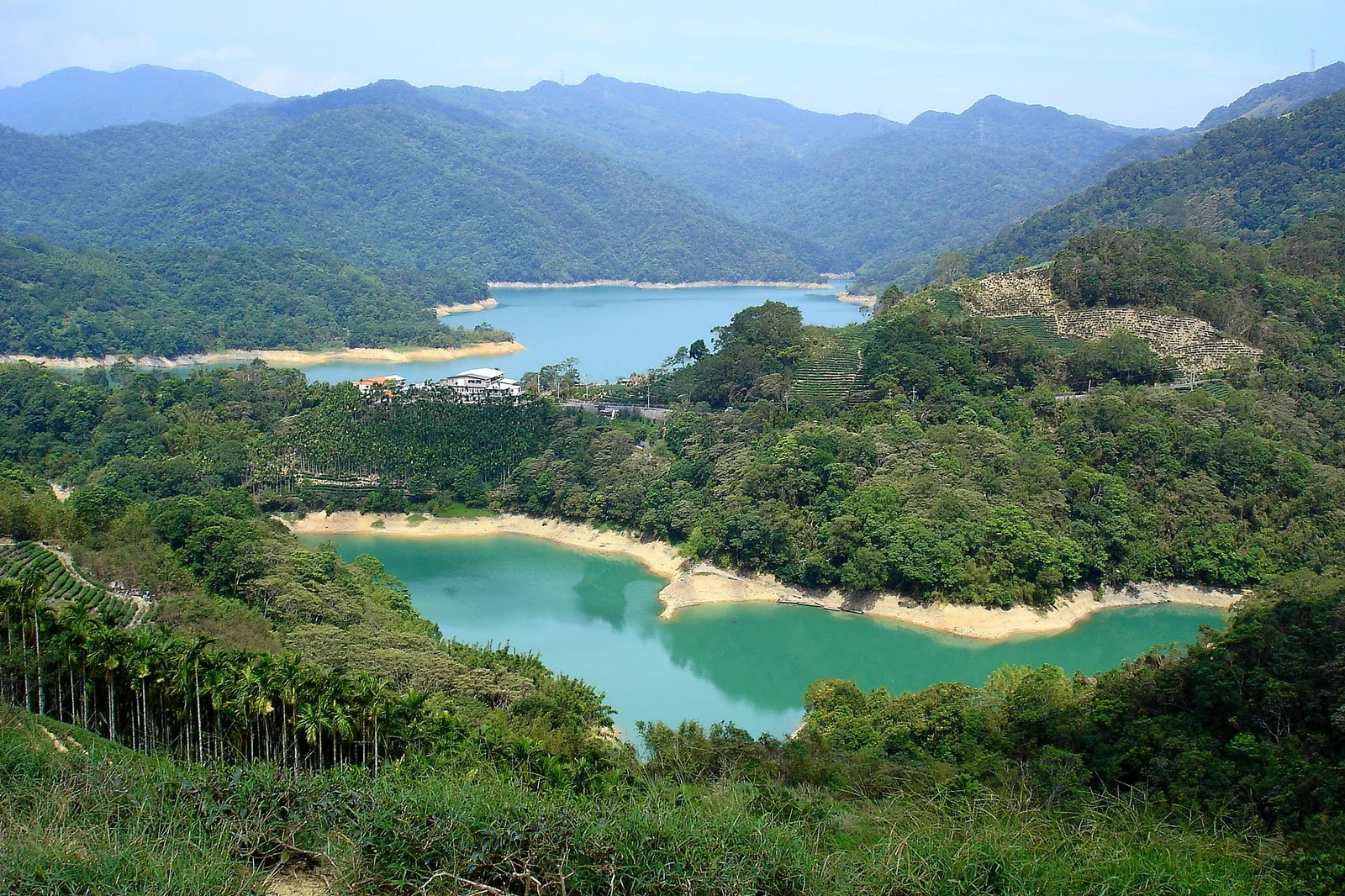從高處眺望石碇山坡與蜿蜒水面的景觀