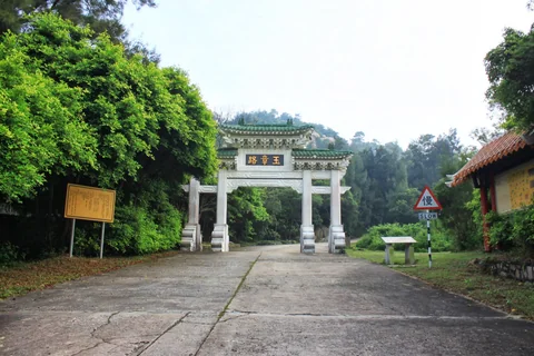 太武山水泥坡道向上延伸