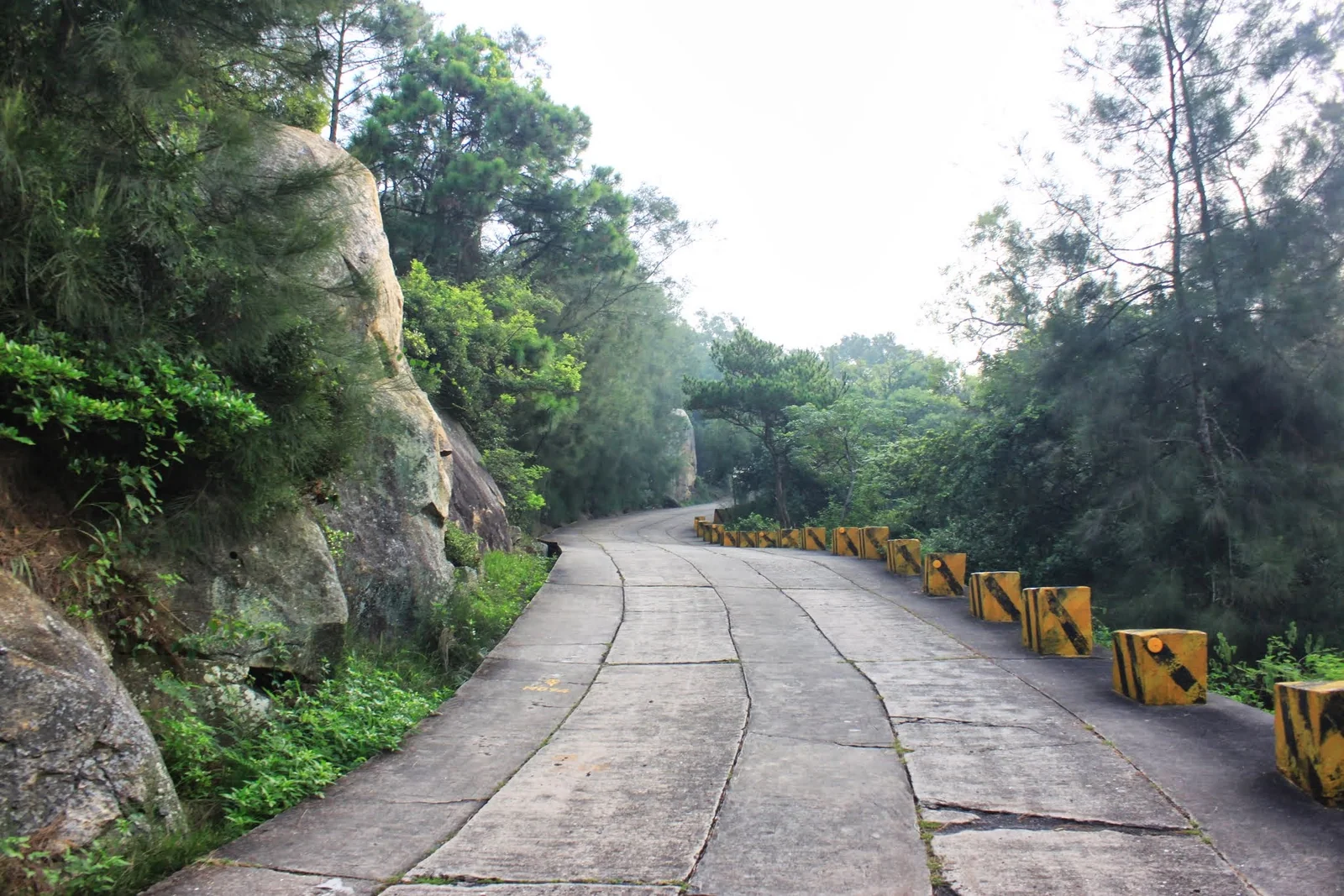 太武山鋪設水泥的登山道路