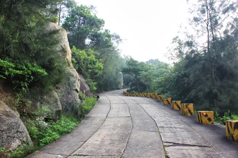 太武山鋪設水泥的登山道路