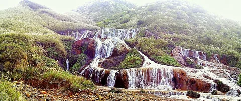 黃金瀑布的金黃色岩壁與流水