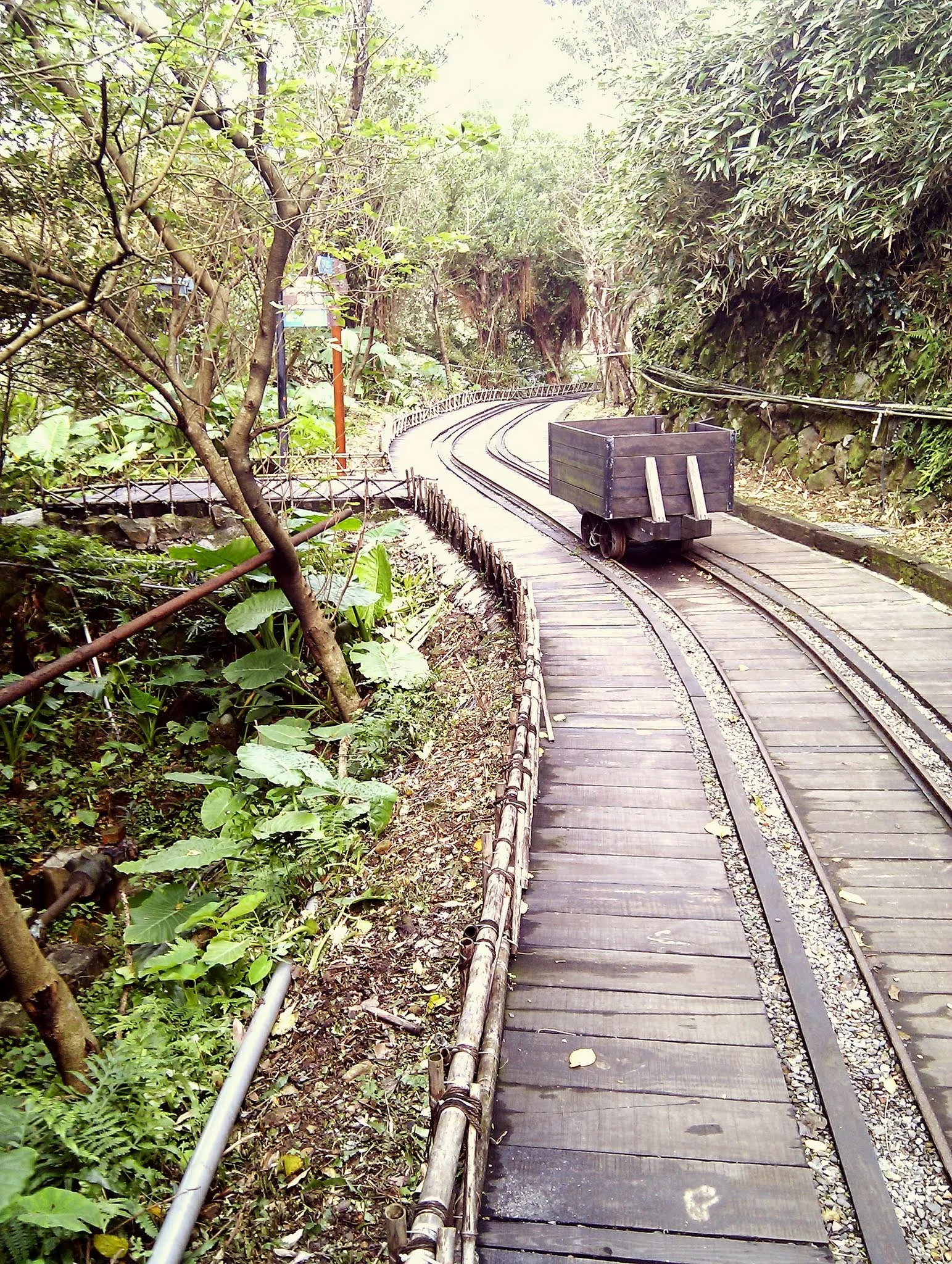 本山五坑出口附近開闊的山區景觀