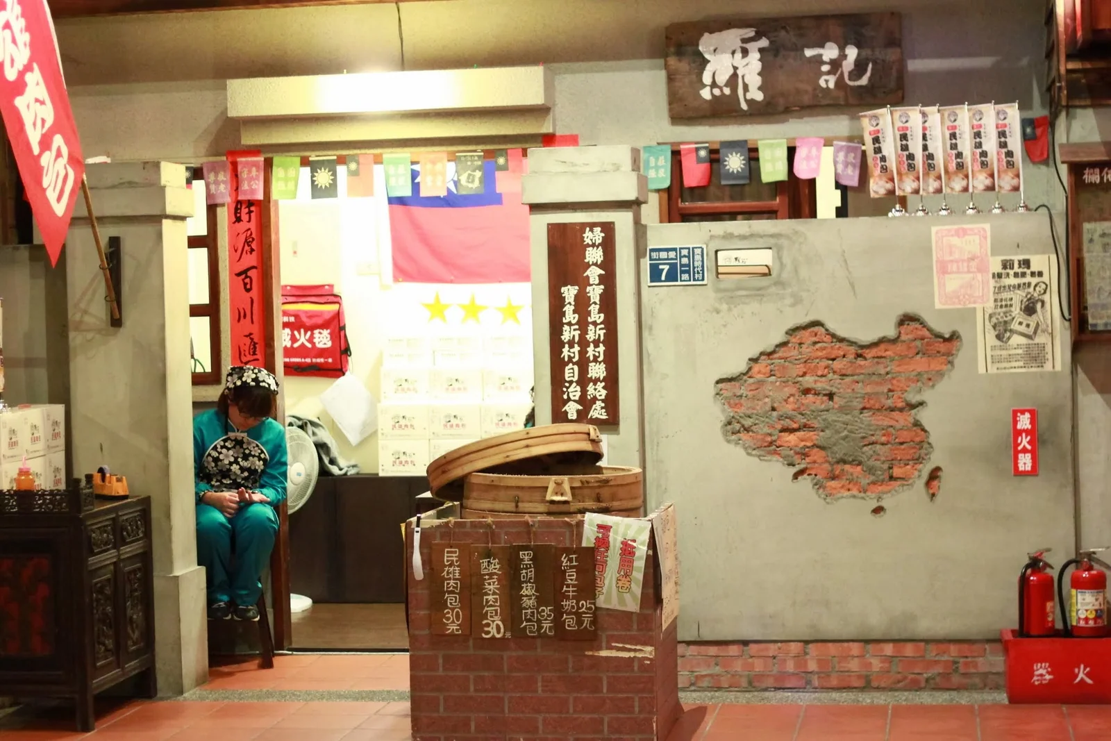 家人在寶島時代村的復古街景中參觀遊玩