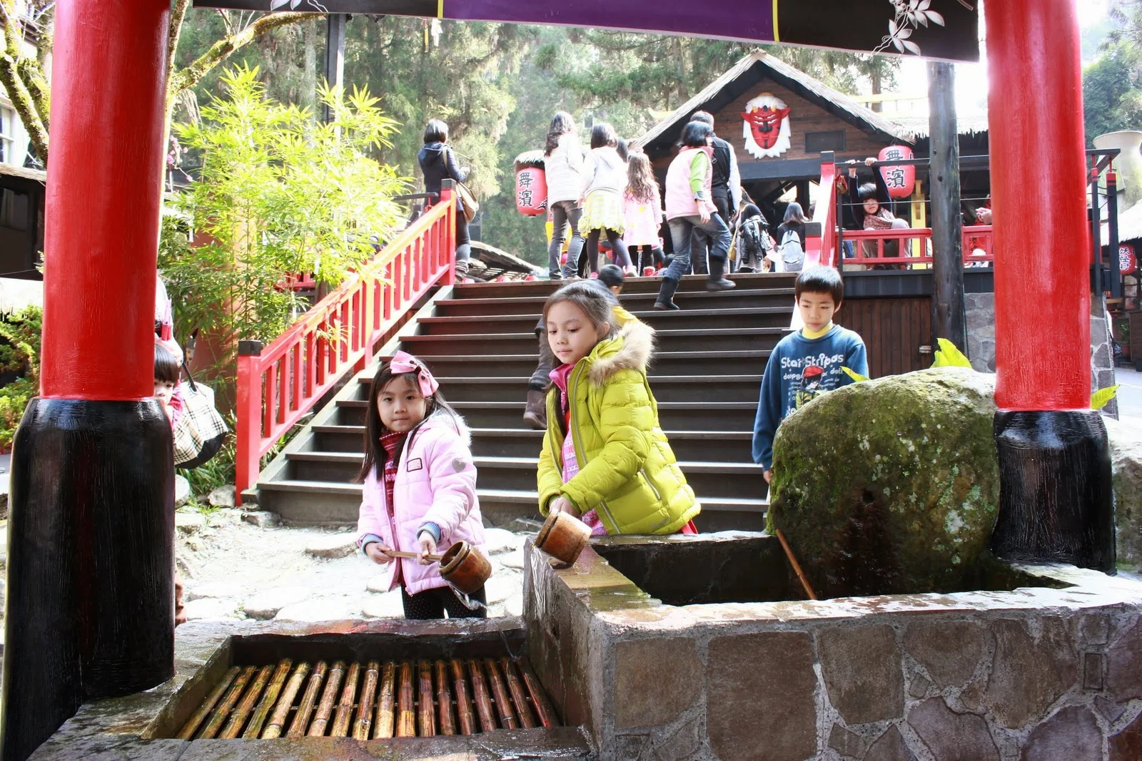 家人在溪頭妖怪村的主題造景旁遊玩留影