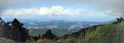 五分山望出去的朦朧遠景，遠方可見模糊島影