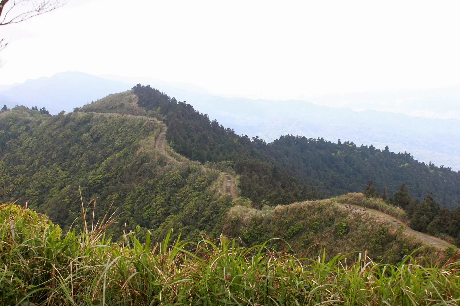 五分山風勢強勁時的山頂步道景色