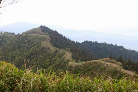 五分山風勢強勁時的山頂步道景色