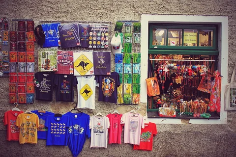 老城商店外整齊懸掛的特色商品