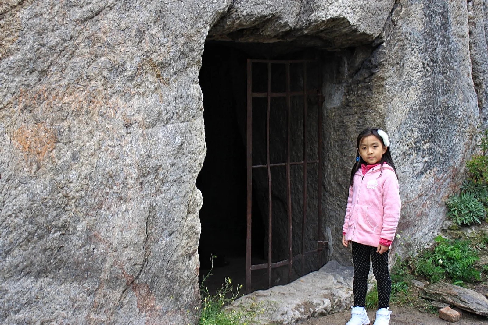 Belle 在杜倫施坦城堡遺跡旁查看入口