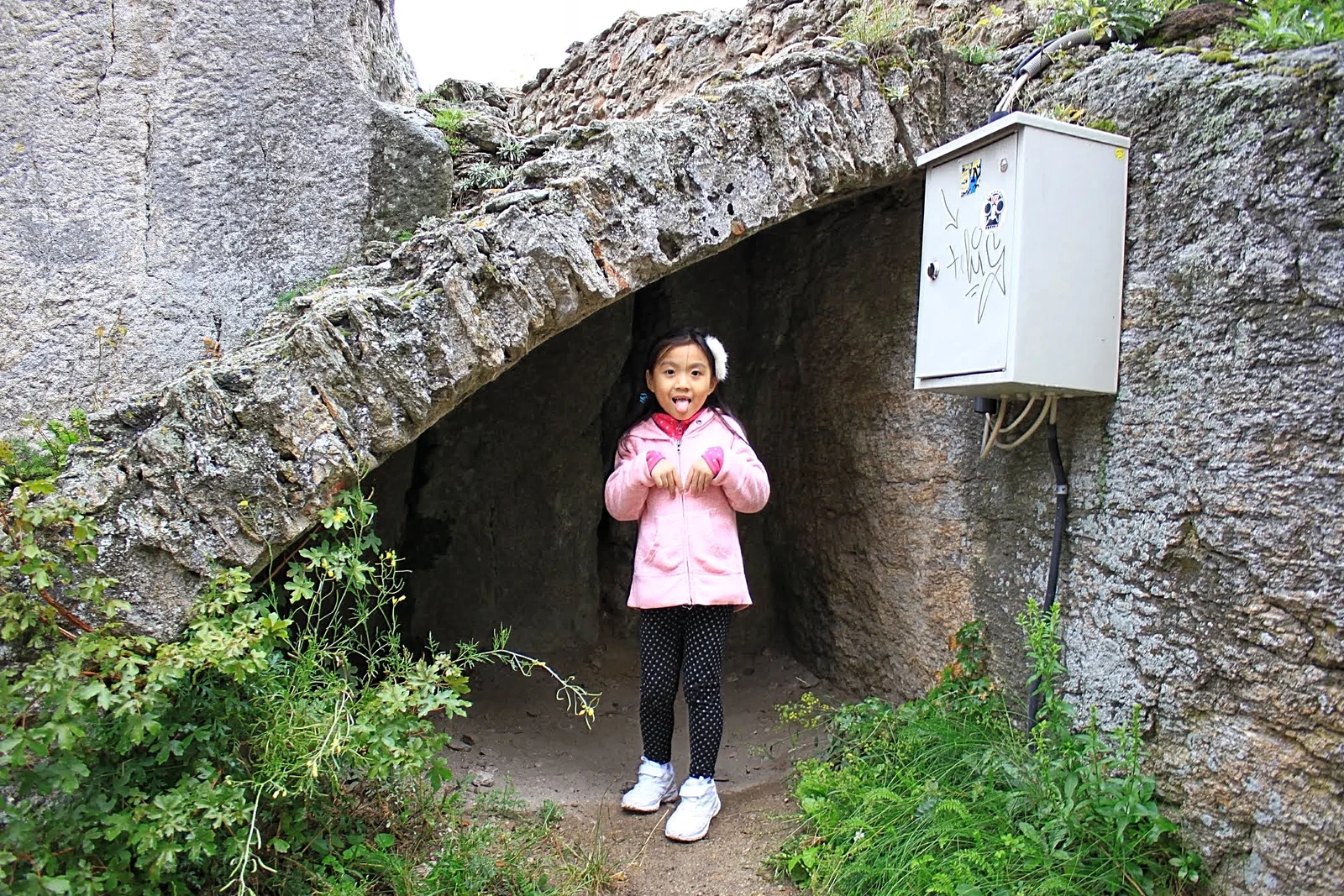 Belle 探看城堡遺跡旁的小洞口
