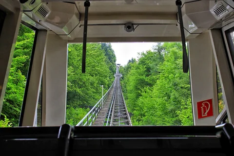 通往哈斯達特鹽礦山區的纜車與乘車處